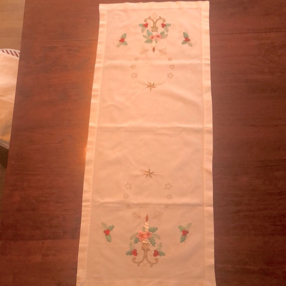 Hand-embroidered table runner - Picture 4 of 5
